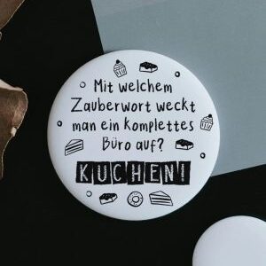 Magnet Mit welchem Zauberwort weckt man ein komplettes Büro auf? Kuchen!