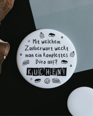 Magnet Mit welchem Zauberwort weckt man ein komplettes Büro auf? Kuchen!