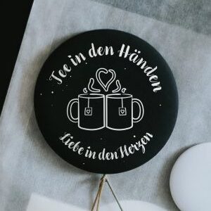 Magnet Tee in den Händen Liebe in den Herzen