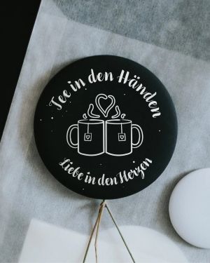 Magnet Tee in den Händen Liebe in den Herzen