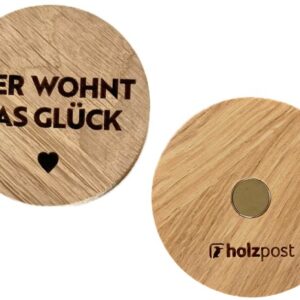 Magnet aus Eiche "Wohnt" d= 6cm, Motiv graviert